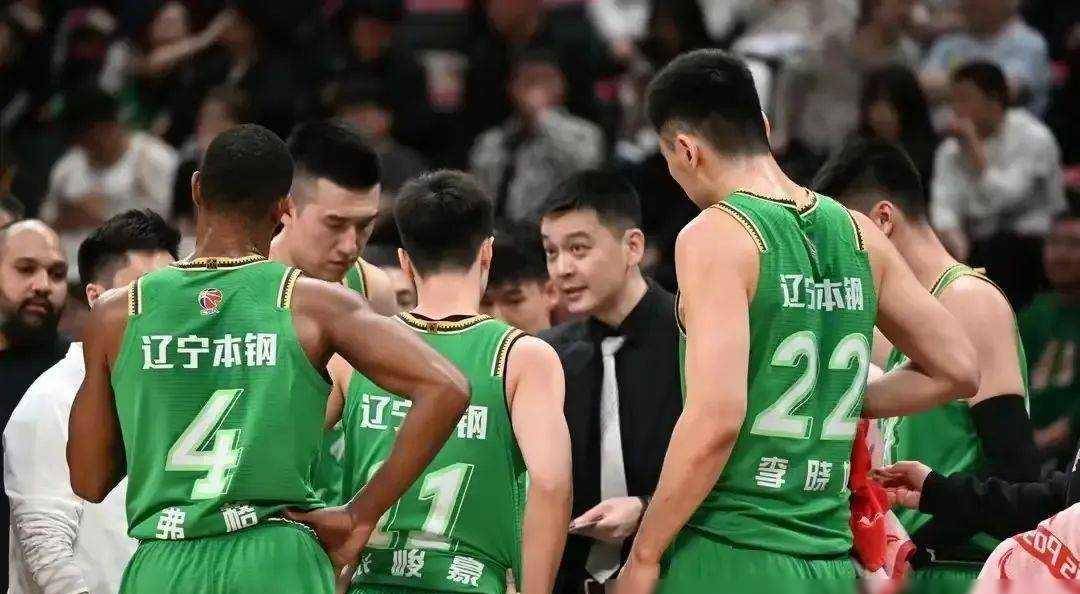 关于莱万多夫斯基在勇士比赛中出色防守，战术调整引发热议！引发球迷热议的信息